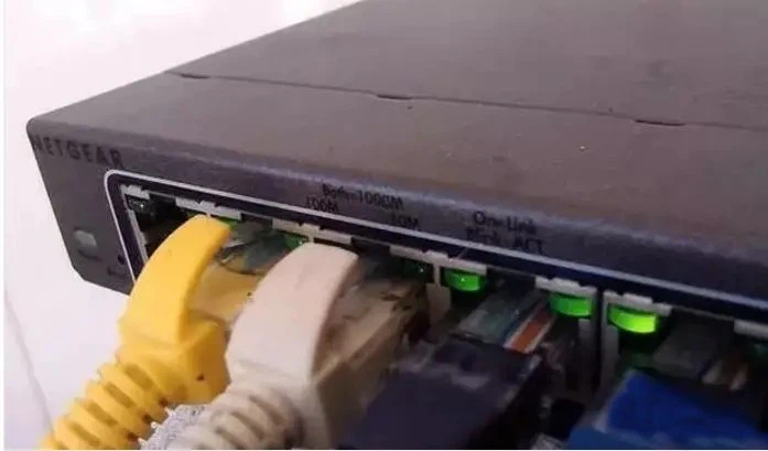 each network port has two green lights on the left and right. The left light indicates a 100Mbps rate, the right light indicates a 10Mbps rate each network port has two green lights on the left and right. The left light indicates a 100Mbps rate, the right light indicates a 10Mbps rate